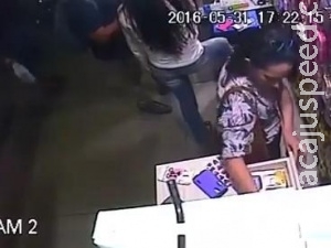 Homem distrai vendedora e mulher furta R$ 1 mil de loja; veja o vídeo