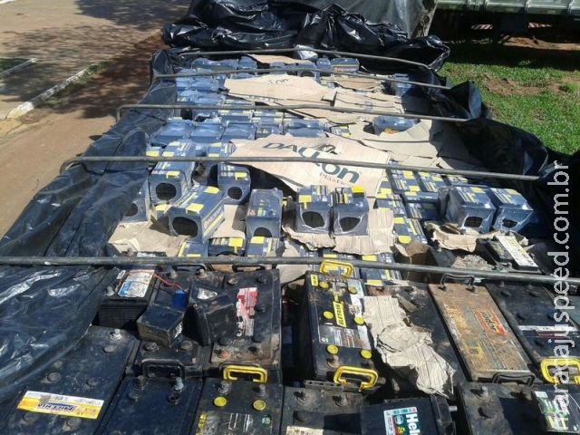 PMA apreende caminhão transportando 553 baterias veicular ilegalmente e multa empresa paranaense de R$ 9 mil