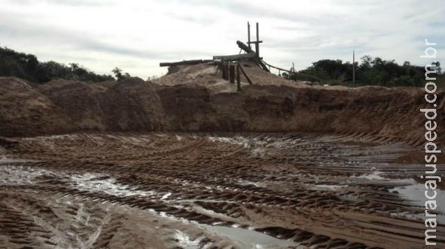 PMA fecha e autua em R$ 3 mil mineradora que extraía areia de córrego