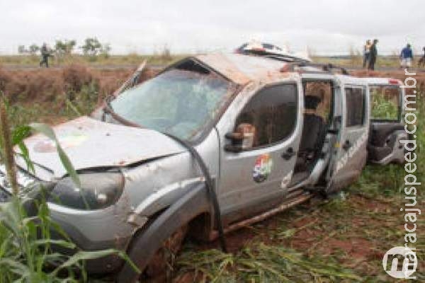 Veículo com membros de trupe circense capota e some de comboio em MS Veículo com membros de trupe circense capota e some de comboio em MS