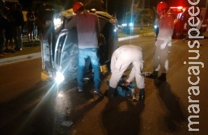 Pai e filho ficam feridos após veículo tombar ao passar por quebra-molas