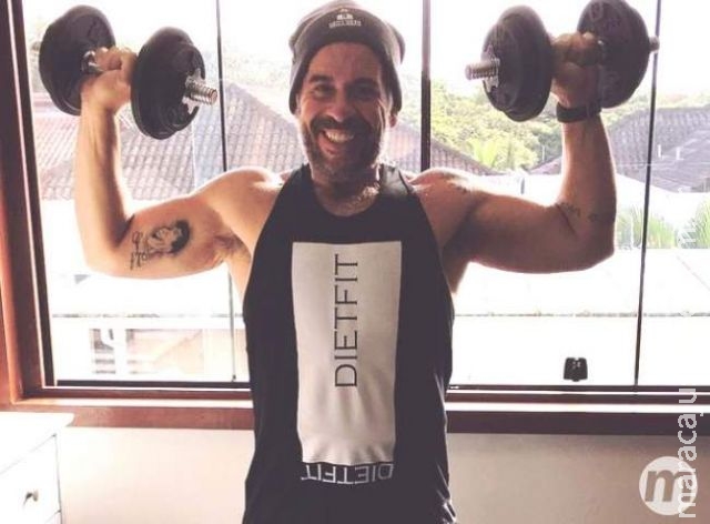 Após perder mais de 60kg, Leandro Hassum mostra os músculos: "Tanquinho vem em mim"