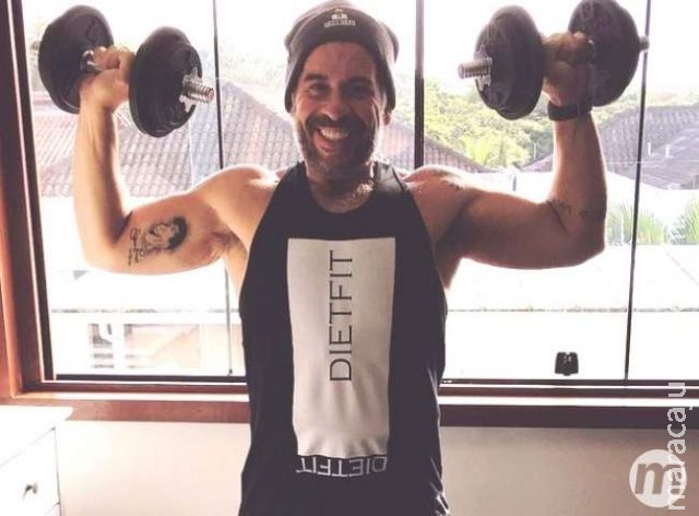 Após perder mais de 60kg, Leandro Hassum mostra os músculos: "Tanquinho vem em mim" Após perder mais de 60kg, Leandro Hassum mostra os músculos: "Tanquinho vem em mim"