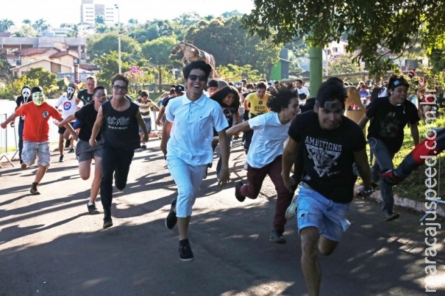 Fãs de Naruto organizam corrida e o grande desafio é manter os braços para trás Fãs de Naruto organizam corrida e o grande desafio é manter os braços para trás
