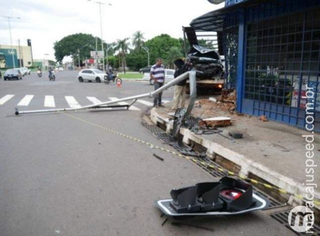 Colisão derruba semáforo, atinge oficina e deixa motociclista em estado grave