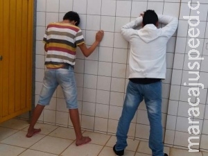 Homem é flagrado fazendo sexo com adolescente em banheiro público