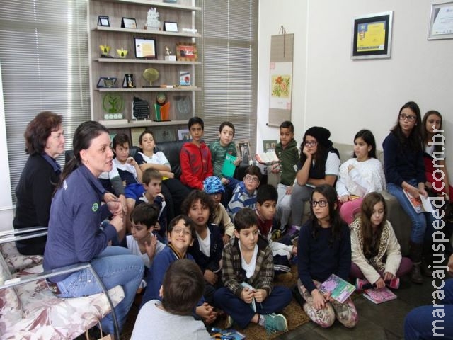 Prefeito Maurílio recebe em seu gabinete alunos da Escola Paroquial