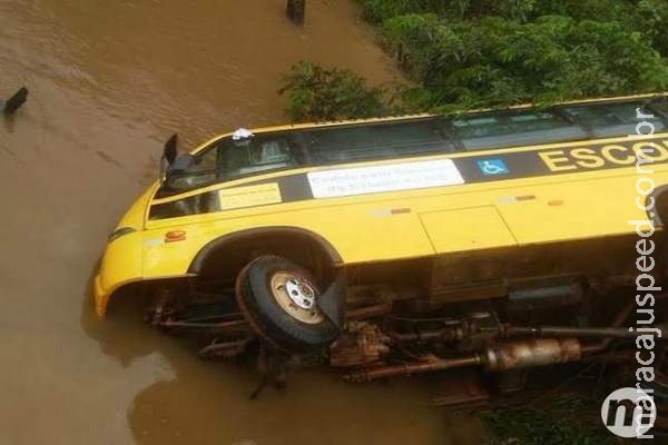 Ônibus escolar fica sem freio, cai de ponte e deixa duas crianças feridas