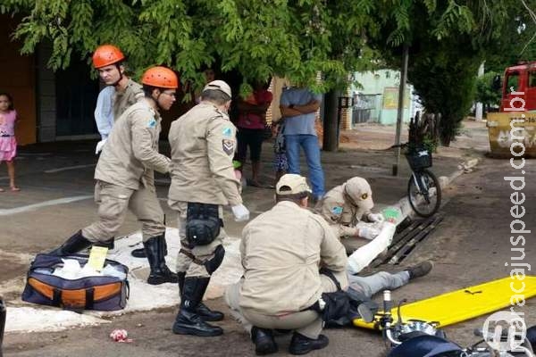 Casal é arremessado de moto depois de ser fechado em ultrapassagem
