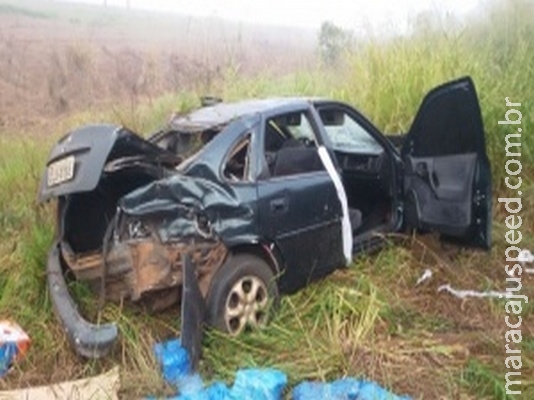 Com neblina, carro lotado de isqueiro do Paraguai bate em carreta e pega fogo
