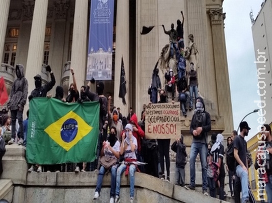 Justiça decreta reintegração de posse da Secretaria de Educação no Rio