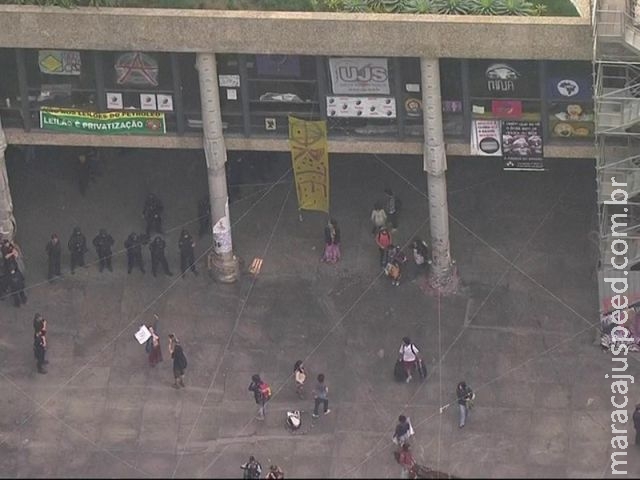Manifestantes começam a desocupar prédio do Ministério da Cultura, no Rio