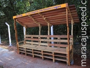Parque dos Poderes ganha ponto de ônibus ecológico feito em pallets Parque dos Poderes ganha ponto de ônibus ecológico feito em pallets