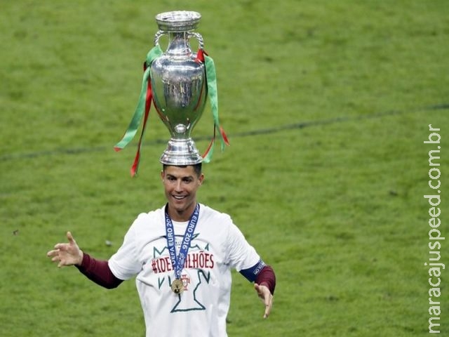 Prêmio de melhor da Europa tem CR7 e Messi entre os dez finalistas Prêmio de melhor da Europa tem CR7 e Messi entre os dez finalistas