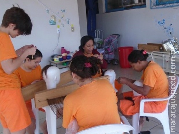 Presas em MS doam cabelo e fazem perucas para mulheres com câncer Presas em MS doam cabelo e fazem perucas para mulheres com câncer