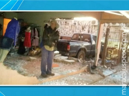 Motorista de caminhonete perde controle e invade loja em MS