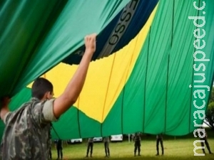 Bandeira nacional é obrigatória em eventos; povo aplaude Bandeira nacional é obrigatória em eventos; povo aplaude