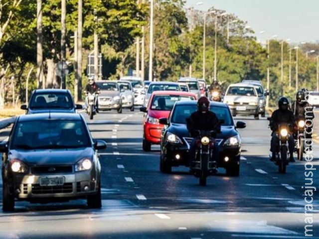 Uso do farol baixo em rodovias é obrigatório a partir de hoje Uso do farol baixo em rodovias é obrigatório a partir de hoje