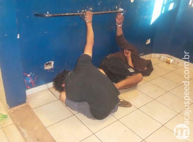 Dupla é vista agachada ao lado de escola e atitude faz guardas descobrirem furto