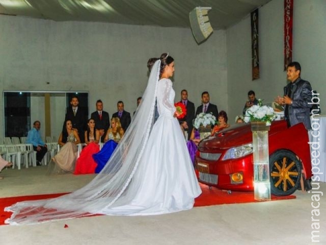 Para ser diferente, noivos usam frente de carro como altar em casamento Para ser diferente, noivos usam frente de carro como altar em casamento