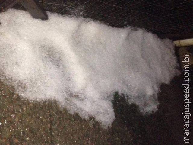 Ao menos 30 casas são destelhadas por causa de granizo no RS Ao menos 30 casas são destelhadas por causa de granizo no RS