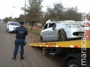 Jovem embriagado perde controle de carro, bate em rotatória e capota