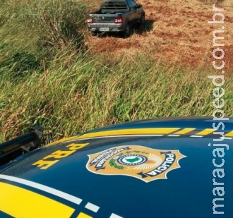 Veículo sai da pista e condutor larga 93 quilos de maconha