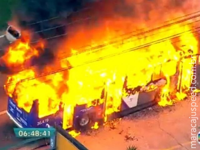 Incêndio em ônibus interdita pista da Marginal Tietê Incêndio em ônibus interdita pista da Marginal Tietê