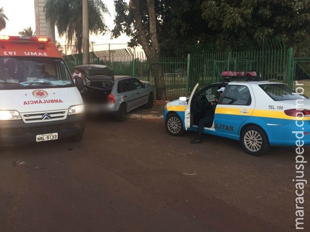 Motorista de MS com CNH vencida fica ferido após bater carro em grade