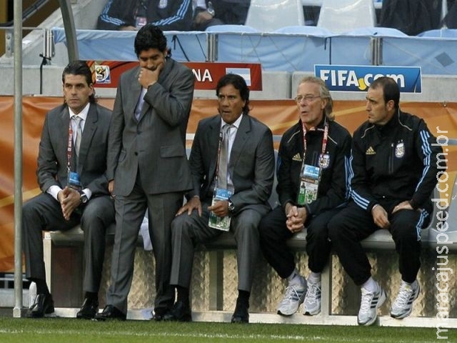 Maradona alfineta Simeone e diz que aceitaria dirigir Argentina de graça Maradona alfineta Simeone e diz que aceitaria dirigir Argentina de graça