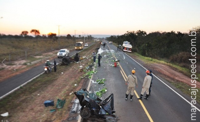 Trator fica totalmente destruído após colisão com caminhonete na BR-359