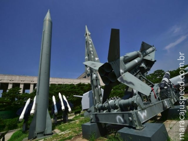 Coreia do Norte lança três mísseis balísticos Coreia do Norte lança três mísseis balísticos