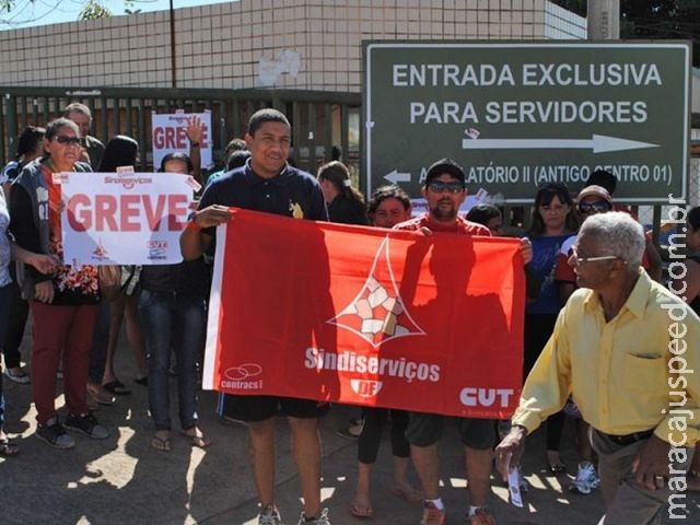 Com salário atrasado, terceirizados param limpeza em hospitais do DF Com salário atrasado, terceirizados param limpeza em hospitais do DF