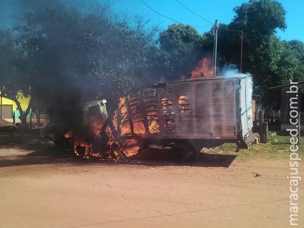 Caminhão de suspeito de latrocínio é queimado em distrito da capital de MS