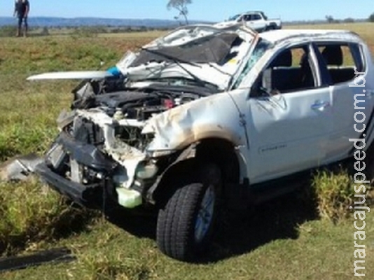 Caminhonete capota, deixa 1 morto e 4 feridos