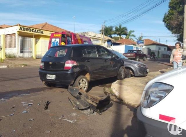 Motorista invade preferencial e deixa mulher retida em veículo após colisão