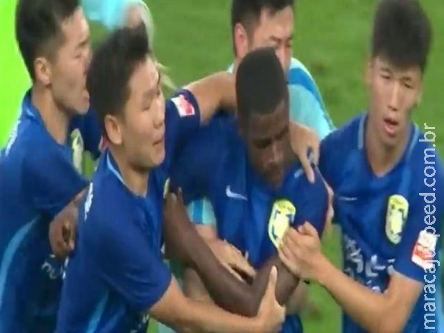Ramires é suspenso por quatro jogos após tentar agredir árbitro na China