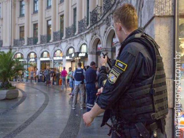 Tiroteio em shopping de Munique deixa 10 mortos; suspeito se matou Tiroteio em shopping de Munique deixa 10 mortos; suspeito se matou