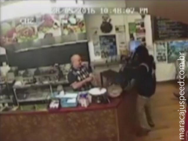 VÍDEO: Dono de restaurante impede assalto ao ignorar ladrão