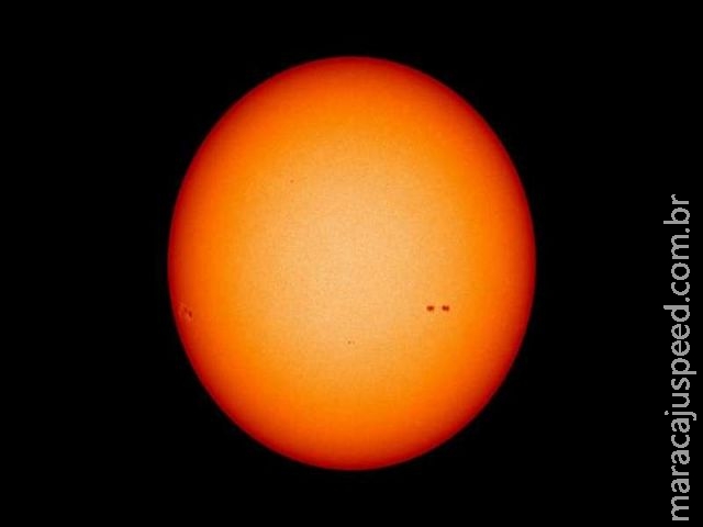  Superfície do Sol apresenta pontos escuros do tamanho da Terra