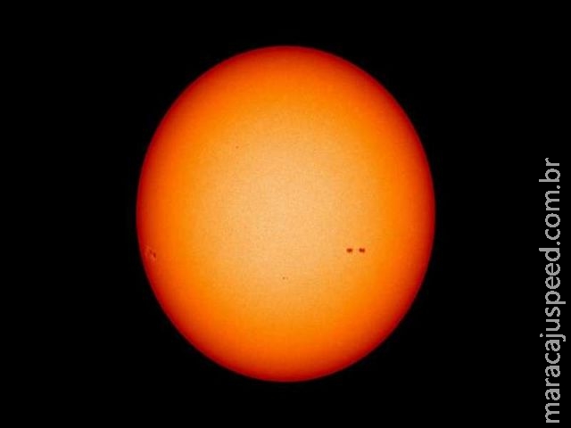Superfície do Sol apresenta pontos escuros do tamanho da Terra Superfície do Sol apresenta pontos escuros do tamanho da Terra