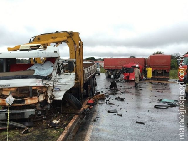 Homem morre e motorista de bitrem fica ferido em acidente na BR-163 