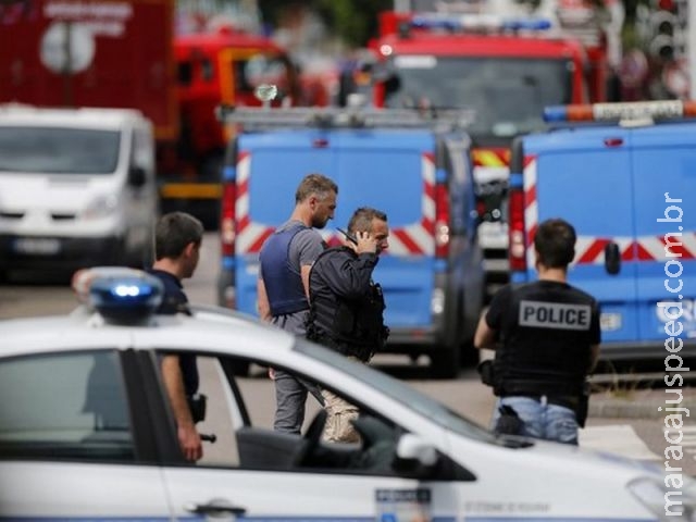 Padre é morto após ser feito refém em igreja da Normandia, na França Padre é morto após ser feito refém em igreja da Normandia, na França