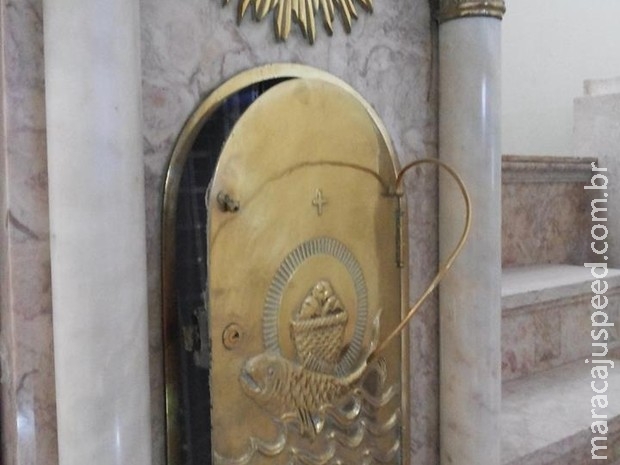 Bandidos arrombam igreja pela segunda vez e levam cruz e coroas