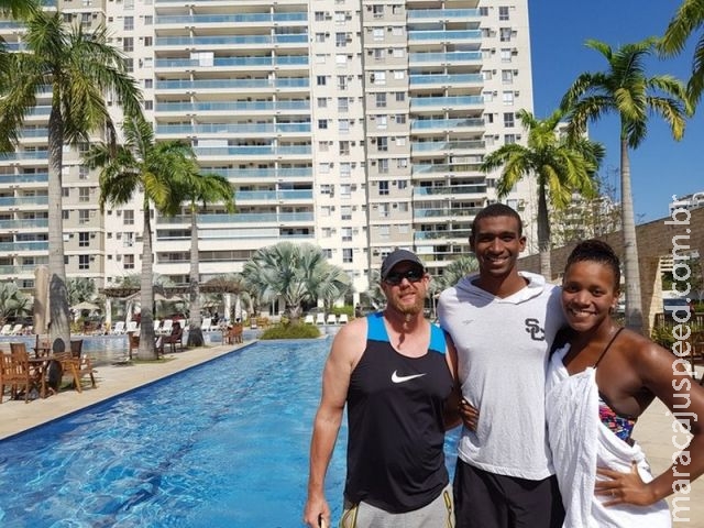 Campeã mundial, jamaicana treina em piscina de condomínio perto da Vila Campeã mundial, jamaicana treina em piscina de condomínio perto da Vila