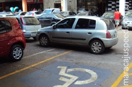 Projeto reserva vagas de estacionamento a mães com bebês no colo