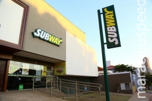 Dupla armada assalta Subway e foge levando celulares, R$ 1 mil e cofre
