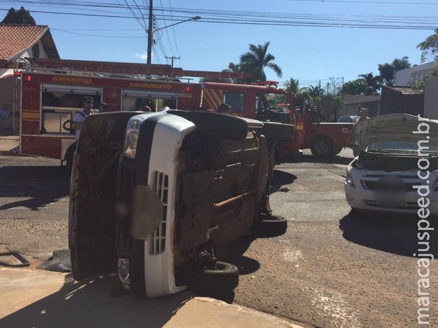 Veículo faz ultrapassagem, colide contra outro e capota na capital de MS