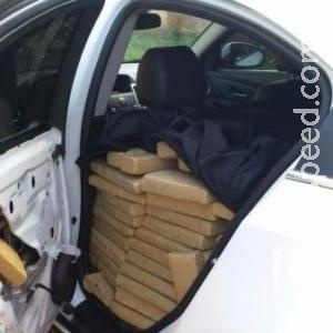PRF apreende carro com armas e quase 1 tonelada de droga após fuga