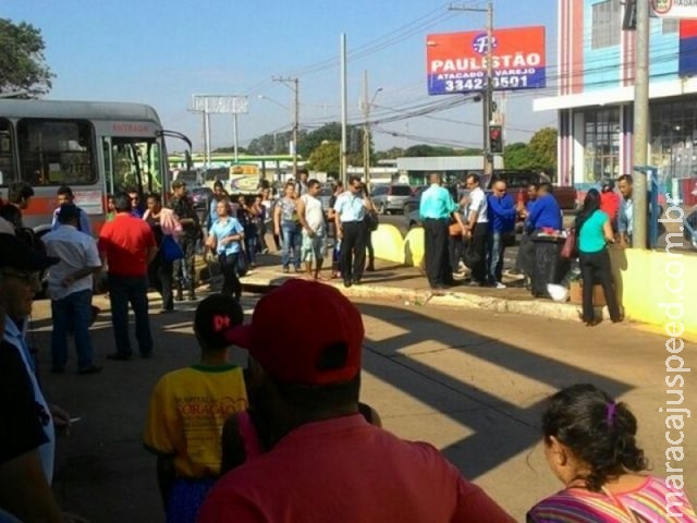 Motoristas de transporte coletivo param em protesto contra multa de R$ 400 Motoristas de transporte coletivo param em protesto contra multa de R$ 400